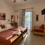 Gelly's 3* Aliki (Paros)